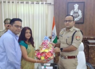 पुलिस अधीक्षक मिर्जापुर अभिनंदन को स्वतंत्रता दिवस की पूर्व संध्या पर बधाई शुभकामना देने पहुंची ज्योति श्रीवास्तव