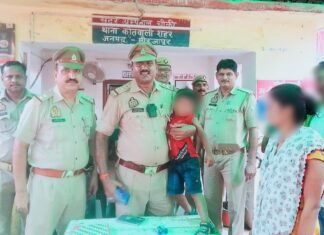 मिर्जापुर पुलिस द्वारा 03 वर्षीय गुमशुदा बालक की तलाश कर उसके परिजनों को किया गया सुपुर्द
