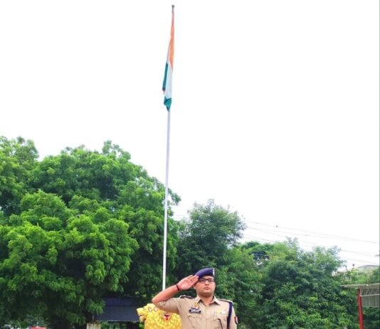 पुलिस अधीक्षक मीरजापुर द्वारा शुक्रवार साप्ताहिक परेड की सलामी लेकर किया परेड का निरीक्षण