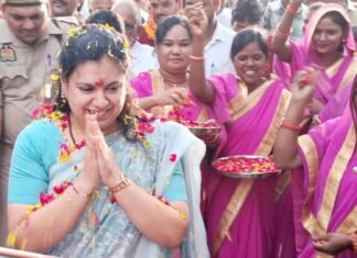 मेरा गांव मेरा गौरव कार्यक्रम के दौरान जिलाधिकारी दिव्या मित्तल की उपस्थिति ग्रामीणों में भर रही है जबरदस्त जोश और उत्साह
