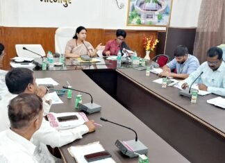 जिलाधिकारी दिव्या मित्तल की अध्यक्षता में जिला स्तरीय उद्योग बन्धु एवं इंवेस्टर्स डे की बैठक कलेक्ट्रेट सभागार में संपन्न