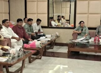 उत्तर प्रदेश विधान परिषद की विकास प्राधिकरणों की बैठक में गांव की जमीन पर अवैध कब्जे का मामला छाया रहा