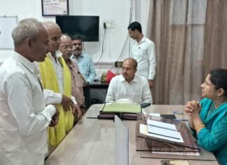 कलेक्ट्रेट में आयोजित जनता दर्शन के दौरान जिलाधिकारी ने फरियादियों की सुनी समस्याए