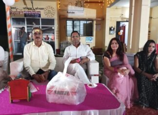 थाने में कृष्ण जन्माष्टमी का प्रसाद पहुंचाने की परंपरा का निर्वाह पूर्व प्रधान का परिवार विगत 40 वर्षों से आज भी निभाता हैं