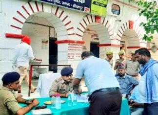 पुलिस अधीक्षक सहित अन्य पुलिस एवं प्रशासनिक अधिकारीगण द्वारा थानों पर आने वाले आमजन की सुनी गयी समस्याएं