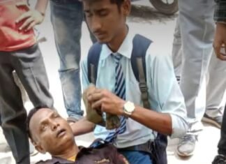 एक्सिस बैंक के सामने लूट कांड घटना के बाद मृतक गार्ड के प्रति मानवता दिखाता छात्र बना असली हीरो