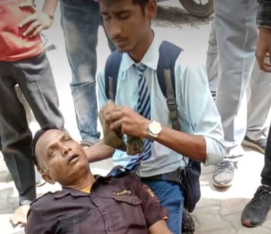 एक्सिस बैंक के सामने लूट कांड घटना के बाद मृतक गार्ड के प्रति मानवता दिखाता छात्र बना असली हीरो