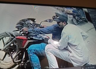मिर्जापुर एक्सिस बैंक के सामने कैश वैन को लूट कर गार्ड की हत्या करने वालों का पता बताने वाले को एक लाख रुपए का पुरस्कार