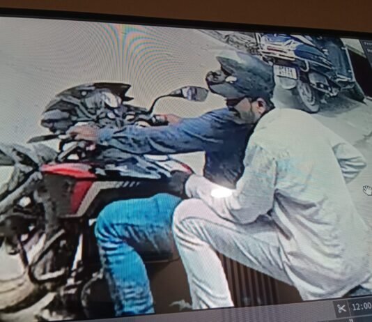 मिर्जापुर एक्सिस बैंक के सामने कैश वैन को लूट कर गार्ड की हत्या करने वालों का पता बताने वाले को एक लाख रुपए का पुरस्कार