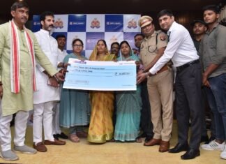 होमगार्ड अक्षयबर नाथ यादव की पत्नी मीरा यादव को 30 लाख रूपये की सहायता राशि प्रदान किया गया