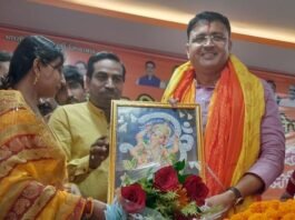 अखिल भारतीय उद्योग व्यापार मंडल के नगर अध्यक्ष ने भाजपा जिला अध्यक्ष को अंग वस्त्र के साथ दी बधाई