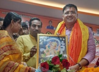 अखिल भारतीय उद्योग व्यापार मंडल के नगर अध्यक्ष ने भाजपा जिला अध्यक्ष को अंग वस्त्र के साथ दी बधाई