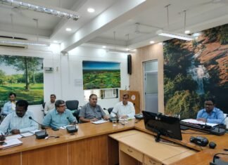 मण्डलायुक्त की अध्यक्षता में मण्डलीय उद्योग बन्धु एवं जी0बी0सी0 की समीक्षा बैठक संपन्न