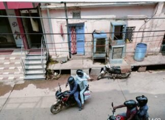 एक्सिस बैंक के गेट पर गोली मारकर गार्ड की हत्या करके कैश बॉक्स लूट के भागने वालों का फोटो आया सामने, मिर्जापुर
