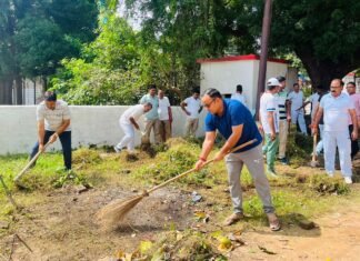 स्वच्छ भारत, स्वस्थ भारत, समृद्ध भारत”के थीम पर पुलिस अधीक्षक मिर्जापुर अभिनंदन ने भी साफ-सफाई कर स्वच्छता का दिया संदेश