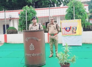 राष्ट्रपिता महात्मा गांधी की तस्वीर पर माल्यार्पण कर पुष्प अर्पित करते हुए एसपी अभिनंदन ने दी गयी सलामी