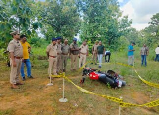 विंध्याचल में महिला की चैन छीनकर भागने वाले दो शातिर बदमाशों को पुलिस ने गोली मारकर पकड़ा