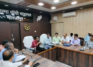 सीडीओ ने खण्ड विकास अधिकारियों के साथ बैठक कर आ रही समस्याओं के बारे में विस्तृत चर्चा की