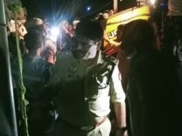 बिना फिटनेस वाला डीजे वाहन खुटहां गांव में पलट गया सात घायल
