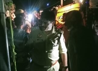 बिना फिटनेस वाला डीजे वाहन खुटहां गांव में पलट गया सात घायल