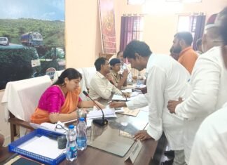 मिर्जापुर के डीएम और एसपी ने लालगंज पहुंचकर सुनी लोगों की समस्याएं