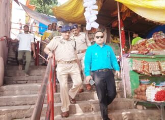 नवरात्र में श्रद्धालुओं को समस्या ना हो इसके लिए समर्पित दिखे एसपी अभिनंदन