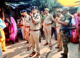 मिर्जापुर पुलिस अधीक्षक अभिनंदन दर्शनार्थियों के लिए दिखे समर्पित