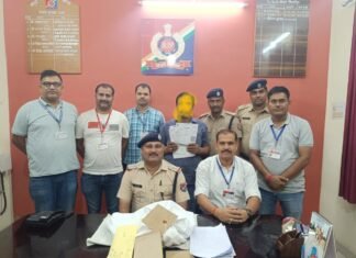 किराने की दुकान पर अवैध तरीके से रेलवे का टिकट बनाने वाला व्यक्ति गिरफ्तार ,मिर्जापुर