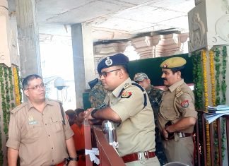 विंध्यवासिनी धाम में आए श्रद्धालुओं के साथ विनम्र व्यवहार रखने का एसपी अभिनंदन ने कर्मियों को दिया निर्देश