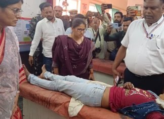 तीस दर्शनार्थियों से भरी गाड़ी पलटी दो की मौत कुछ गंभीर