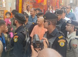 मुख्यमंत्री योगी आदित्यनाथ ने विंध्याचल में दुकानदारों और दर्शनार्थियों से भी की वार्ता