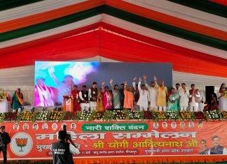 मुख्यमंत्री लालगंज में स्थित जनसभा स्थल पर पहुंचकर सभा को कर रहे हैं संबोधित