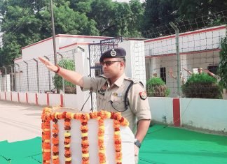 सरदार वल्लभ भाई पटेल के चित्र पर माल्यार्पण कर एसपी मिर्जापुर ने पुलिसकर्मियों को दिलाई राष्ट्रीय एकता की शपथ