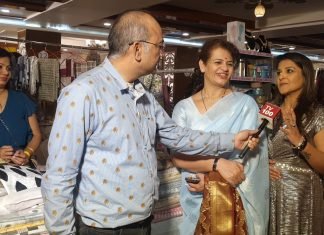 मिर्जापुर मे महिलाओं ने करवा चौथ और दीपावली के मद्दे नजर लगाए स्टॉल,अनूठा प्रयास बना चर्चित