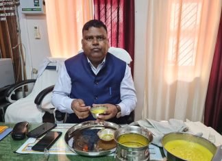 मिर्जापुर ,मेडिकल कॉलेज के प्राचार्य आरबी कमल के द्वारा मरीजों को दी जाने वाले भोजन का किया गया परीक्षण, अव्वल दर्जे का निकला भोजन