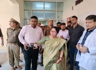 डीएम मिर्जापुर प्रियंका निरंजन ने मंडलीय अस्पताल का किया निरीक्षण, मरीजों से किया वार्ता