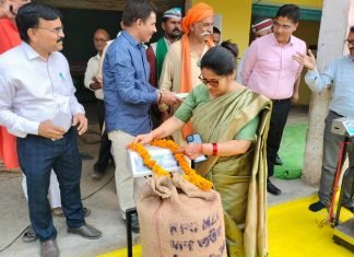 जिलाधिकारी ने राजकीय नवीन मंडी में फीता काटकर धान खरीद का किया शुभारम्भ