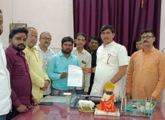 नगर पालिका मिर्जापुर में वेतन मिलने पर झलकी कर्मचारियों की खुशी