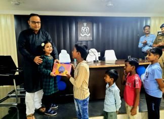 मिर्जापुर पुलिस अधीक्षक अभिनंदन ने जनपद वासियों को दीपावली की शुभकामना देते हुए बच्चों के साथ मनाई दीपावली
