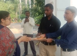 दिवंगत प्रभारी जिला पंचायत राज अधिकारी के आश्रितों को अधिकारियों/कर्मचारियों की तरफ से भेजी गई सहायता राशि