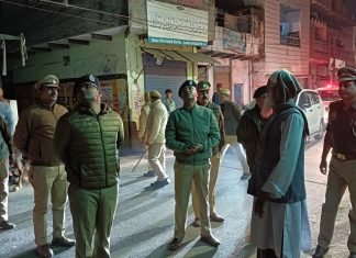 मिर्जापुर पुलिस अधीक्षक अभिनंदन के द्वारा धार्मिक स्थलों से ध्वनि विस्तारक यंत्र उतरवाया गया