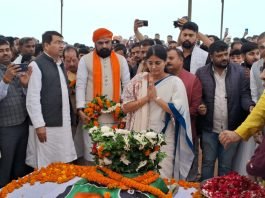 बीजेपी के वरिष्ठ नेता सुनील ओझा को श्रद्धांजलि देने पहुंची अनुप्रिया