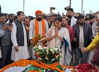 बीजेपी के वरिष्ठ नेता सुनील ओझा को श्रद्धांजलि देने पहुंची अनुप्रिया