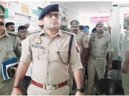 पुलिस अधीक्षक मीरजापुर द्वारा पुलिस लाइन स्थित क्वार्टर गार्द पर पुलिस ध्वज को दी गई सलामी