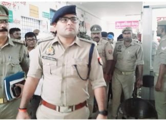 पुलिस अधीक्षक मीरजापुर द्वारा पुलिस लाइन स्थित क्वार्टर गार्द पर पुलिस ध्वज को दी गई सलामी