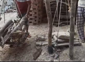 अंतिम संस्कार के लिए लकड़ी बटखरे की जगह पत्थर से तौले जाने का मृतक के परिजनों ने किया विरोध ,मिर्जापुर