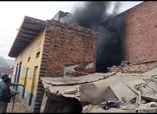 मिर्जापुर , बरौधा कछार स्थित राधे मौर्य के मकान के पीछे लगी आग