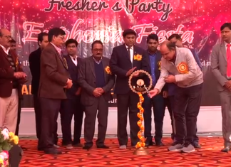 एपेक्स फार्मेसी इंस्टिट्यूट के नवागंतुक छात्रों ने प्रधानाचार्यों से प्राप्त किया आशीर्वाद