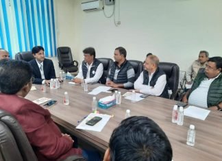 भदोही में स्थित कारपेट एक्सपो मार्ट मे एक्सपो मार्ट के संचालन के लिए बैठक का आयोजन