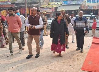 जिलाधिकारी ने विन्ध्याचल में निर्माणाधीन विन्ध्य कारीडोर का किया निरीक्षण